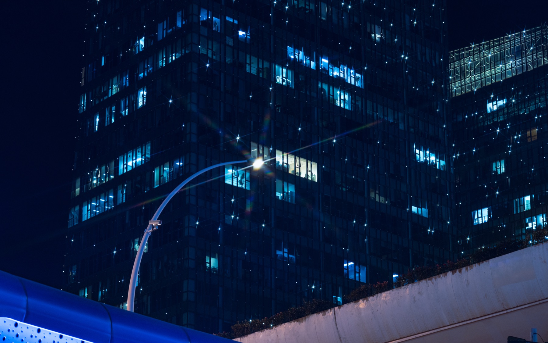 夜色中的玻璃建筑与蓝色灯光