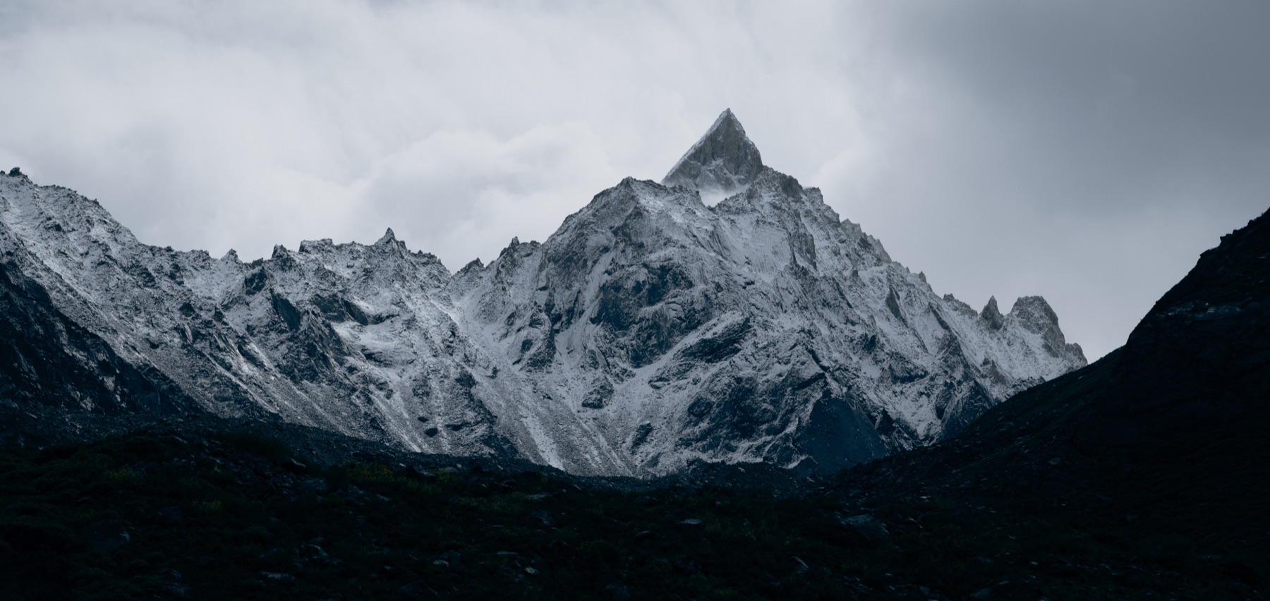 云层下尖锐的雪山峰顶